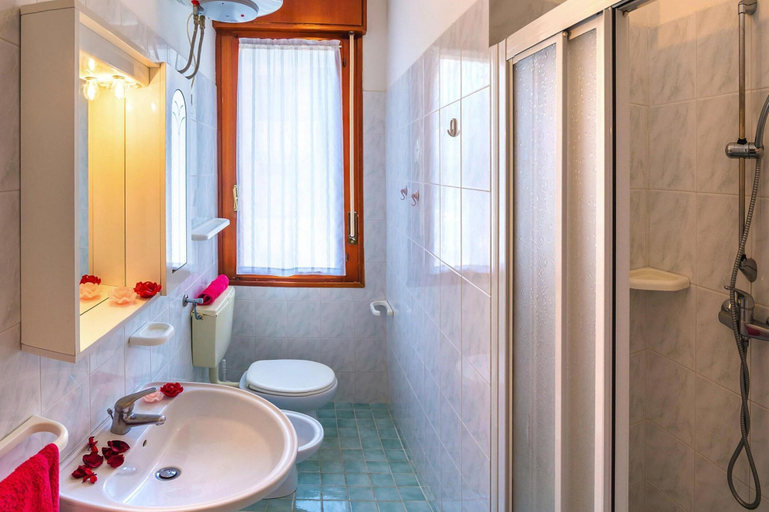 Bathroom 4, Residence Ambassador, Lido del Sole, Venezia
