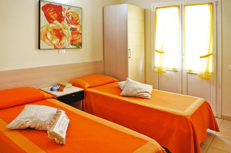 Room 4, Apartment in Tuscany Near Beaches & Pool, Livorno