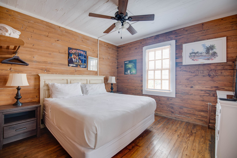 Room 3, Commodore s Compound by Brightwild Huge Home, Monroe