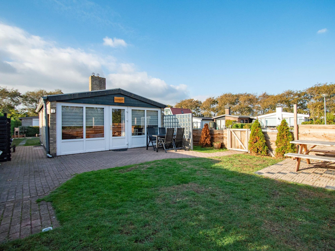 Garden 3, Cozy Holiday Home With Garden, Zijpe