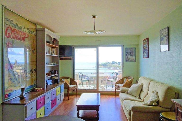 Living room 5, Apartment in St Quay Near Seven Beaches, Côtes-d'Armor