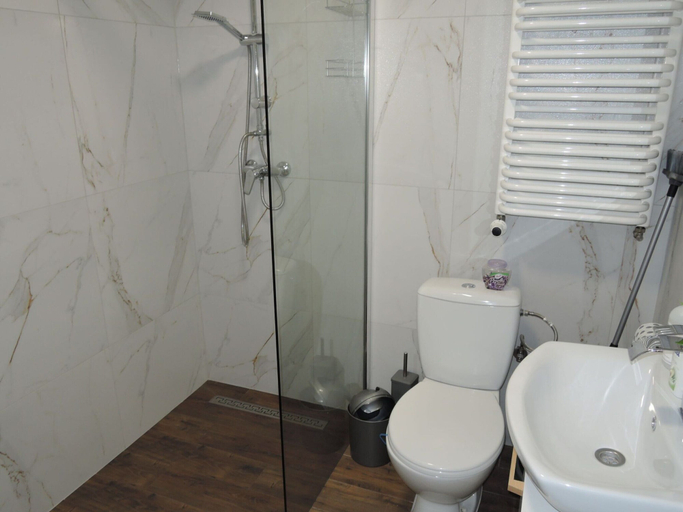 Bathroom, Family House in Wapnica by Emerald Lake, Kamień