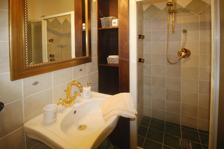 Bathroom 5, Stone House in Camaiore Near Versilia Beach, Lucca