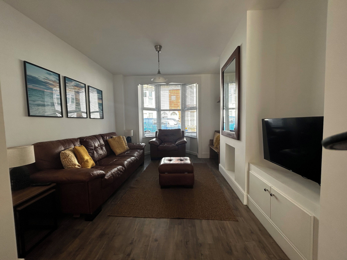 Living area 4, House - Sleeps 6, Pet Friendly & Courtyard, Dorset