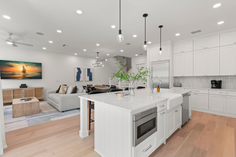 Room 4, Two Amazing Homes at The Gemma, Pinellas