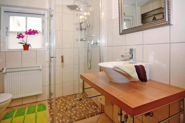 Bathroom, Apartment in Rehm-flehde-bargen mit Einem Gemeinsamen Pool, Dithmarschen