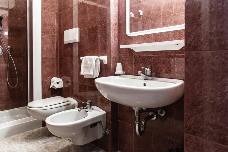 Bathroom, Residence Moinca at Riva del Garda, Trento