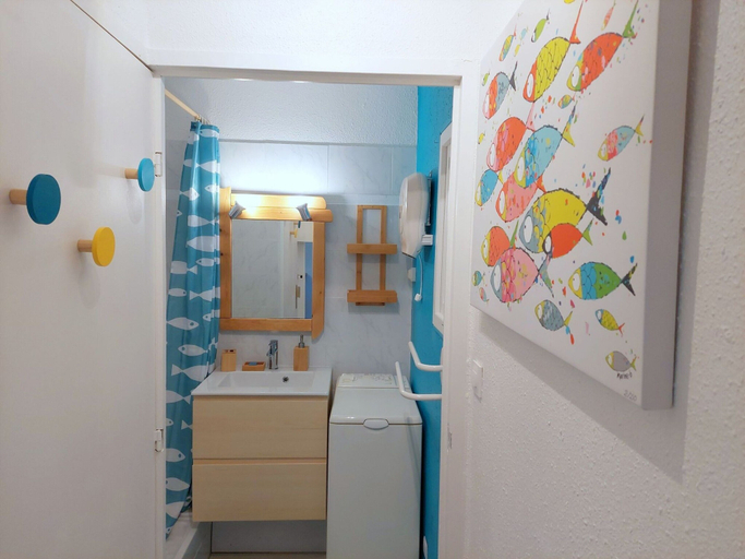 Bathroom 2, Pretty Apartment With a Terrace Near a Sandy Beach, Finistère