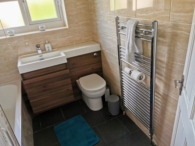 Bathroom, 3bed Full House - Free Parking - Family Friendly!, Wolverhampton