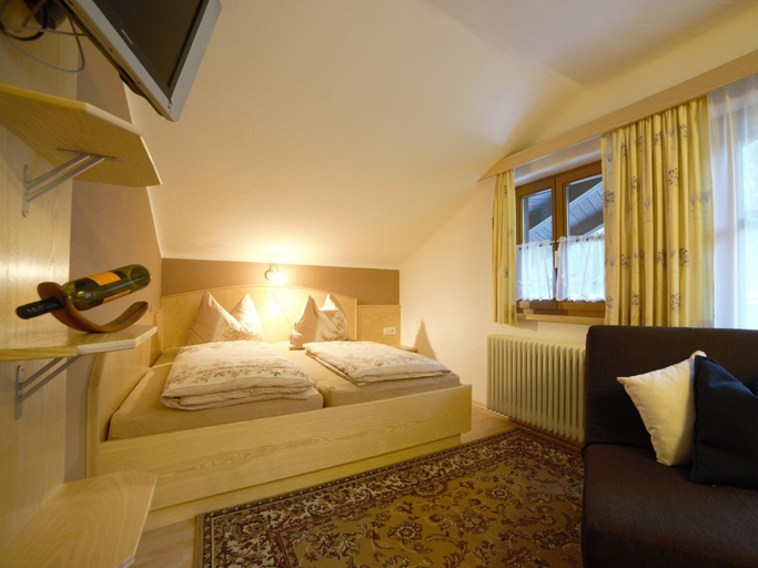 Bedroom 2, Apartment in Flachau with Mountain Views, Sankt Johann im Pongau