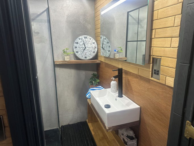 Bathroom 3, Stunning 1-bed Studio in London, London