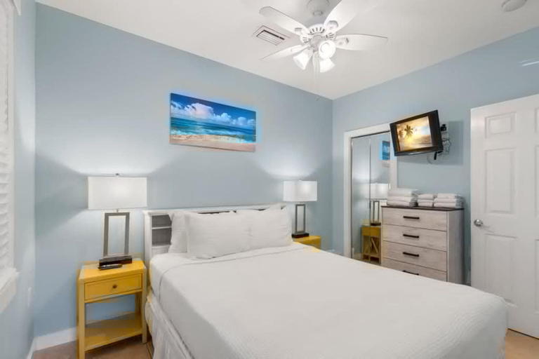 Room 3, Poolside Retreat by Brightwild Cottage w Pool, Monroe