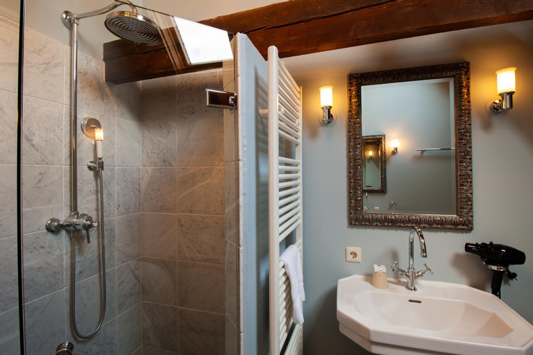Bathroom 7