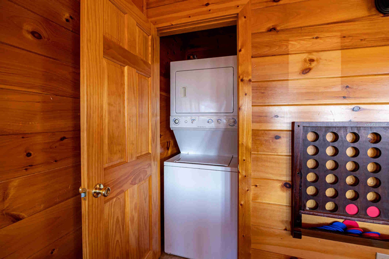 Room 3, Upscale Cabin Stunning Views Hot Tub Game Room, Sevier