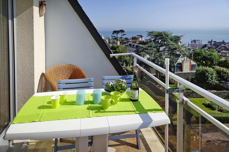 Dining 2, Apartment in St Quay Near Seven Beaches, Côtes-d'Armor