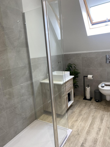 Bathroom 3, Bright & Spacious, Central for Airport and Glasgow, Renfrewshire