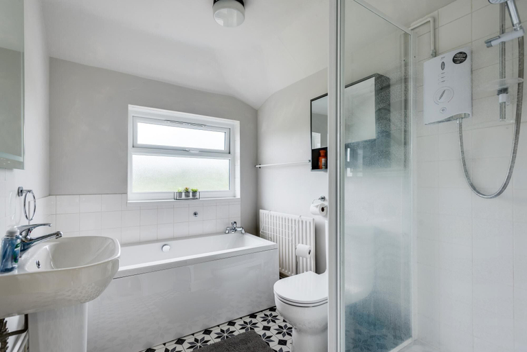 Bathroom 3, Cheerfull 3-bedroom Home With Parking Garden, Oxfordshire