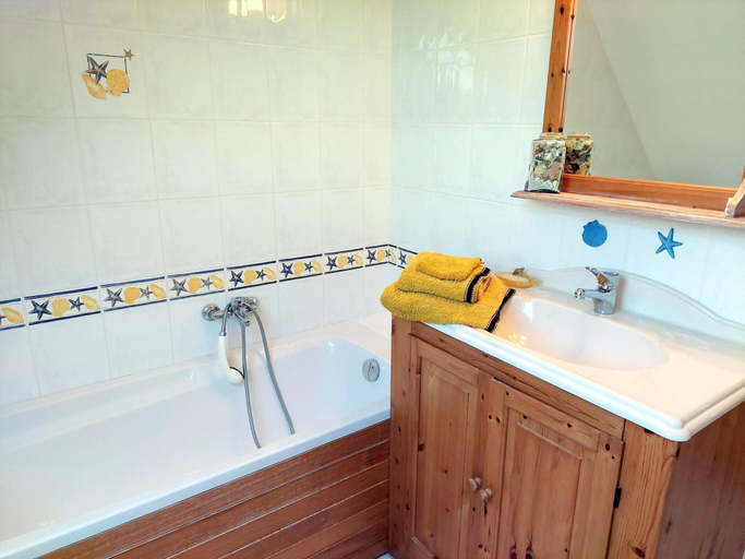 Bathroom 2, Granite Stone House With Fireplace, Plouguerneau, Finistère