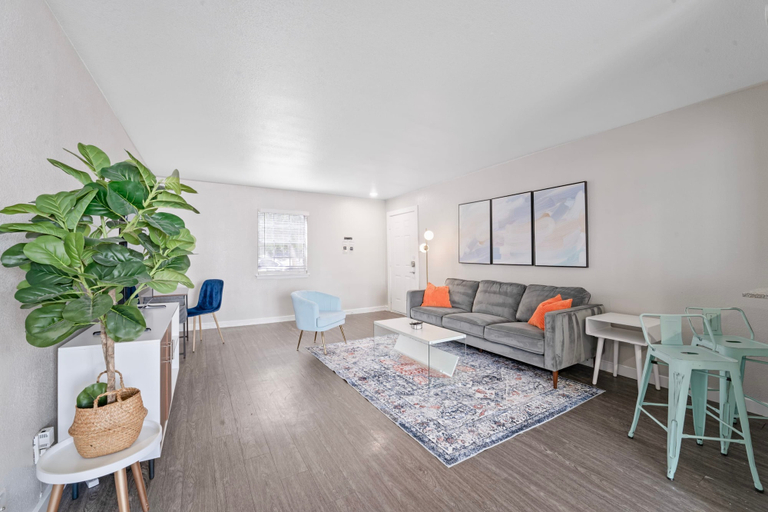 Room 4, Spacious and Cozy King Bed 2BR Suite 5 Min to DT, Travis