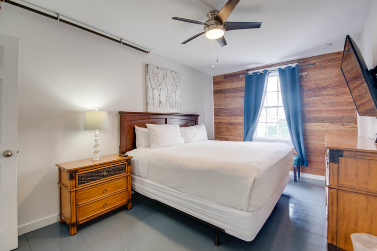 Room 2, Commodore s Compound by Brightwild Huge Home, Monroe