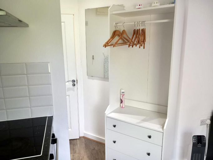 Bathroom 4, Cosy 1-bed Studio in Northolt, London