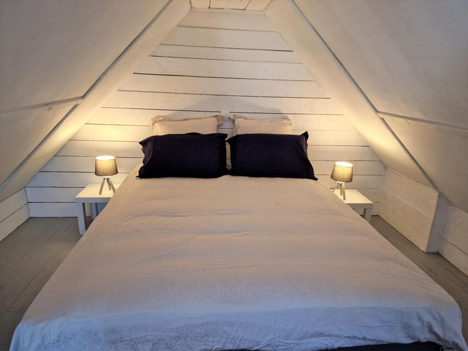 Room 4, Comfortable Holiday Home on Large Garden Plot in Locquirec, Finistère