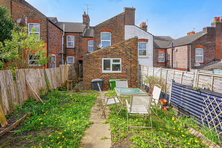 Property grounds, 5 Bed House - Sleeps 10 - Parking - Wifi, Luton