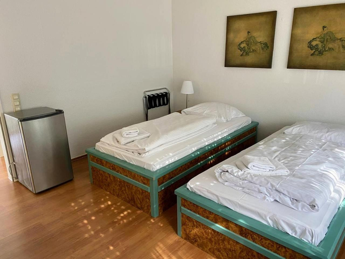 Bedroom 2, Hotel am Park - Krefeld - Dusseldorf - kuhle Zimmer, Viersen
