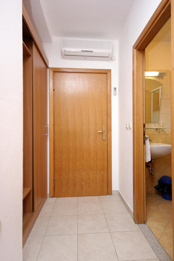 Others, Double Room Zaglav 8144e, Sali