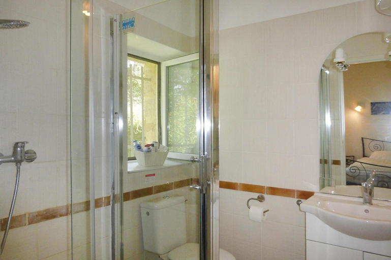 Bathroom, Apartment in Caderousse with Pool, Vaucluse
