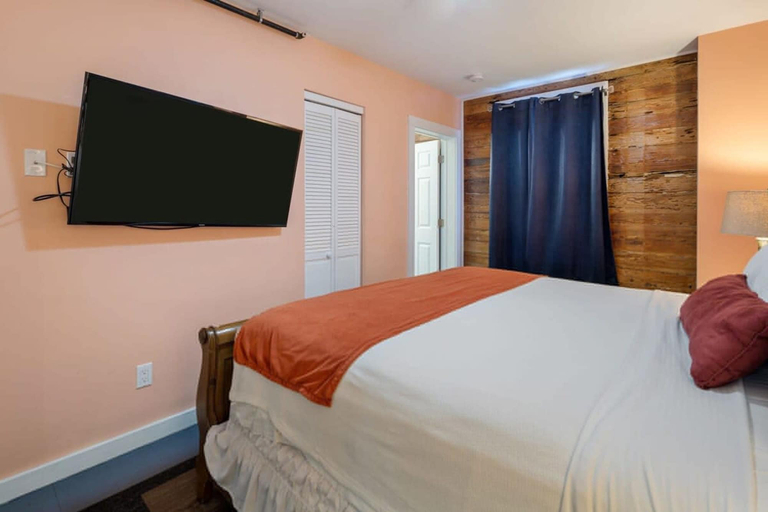 Room 5, Commodore s Cove by Brightwild Epic Location, Monroe