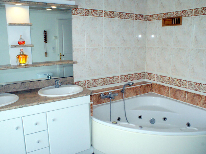 Bathroom 5, Holiday Home in Plouarzel Near Sandy Cove, Finistère