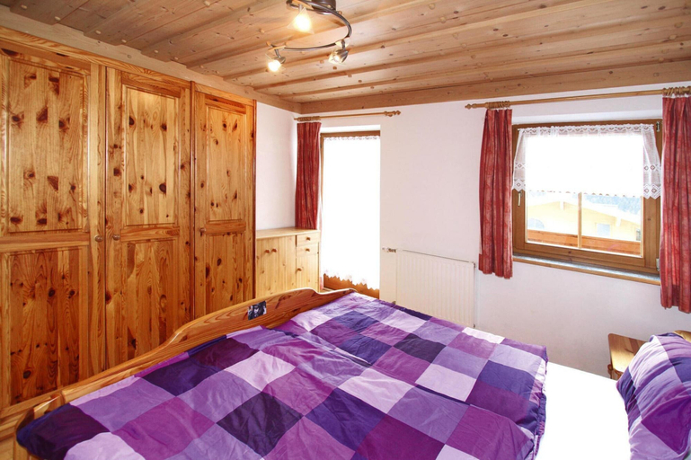 Room 2, House in Krimml Near Waterfalls & Hiking Trails, Zell am See