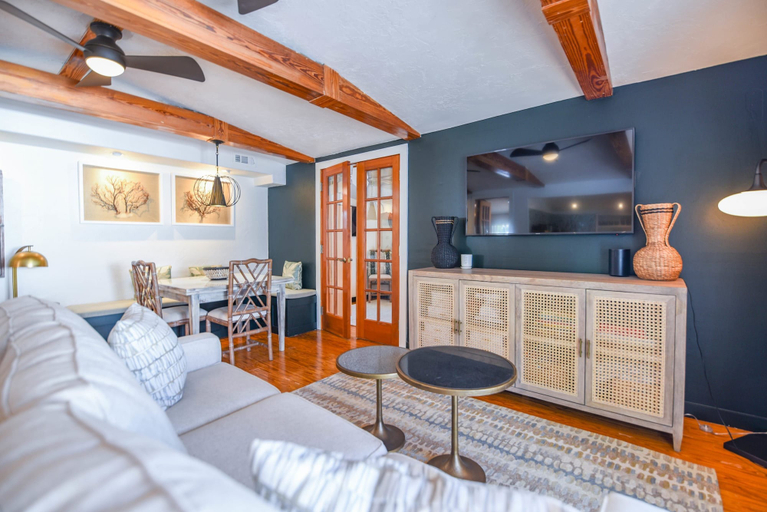 Room 3, New The Green Pineapple - Balcony on Duval, Monroe