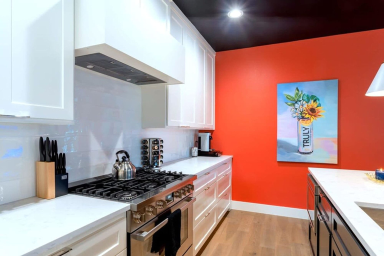 Room 5, Queen s Gambit - 7 min Uber to Downtown ATX, Travis