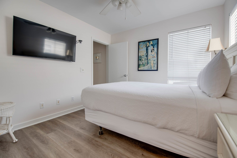 Room 5, Downtown Casa Caribe by Brightwild Pool, Monroe