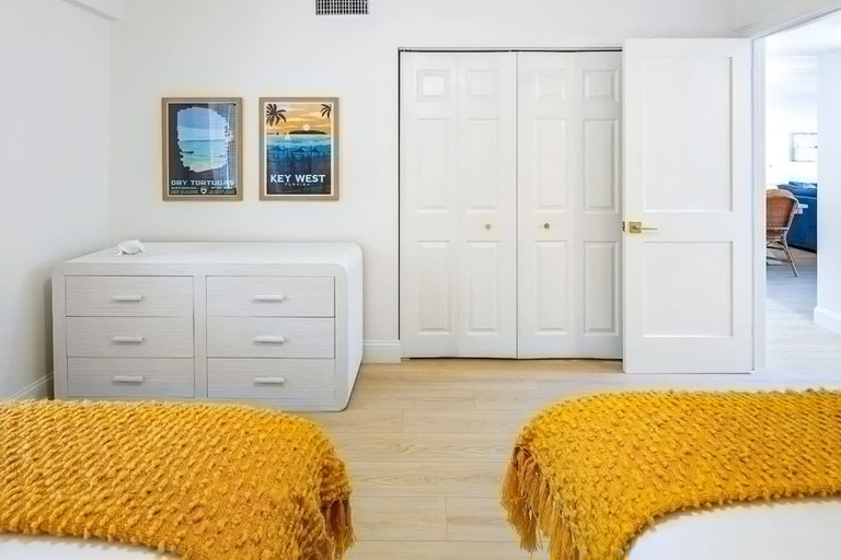 Room 5, Island Time Gorgeous Condo Steps To The Beach, Monroe