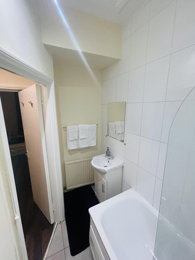Bathroom 2, Captivating 2-bed Apartment in London Paddington, London