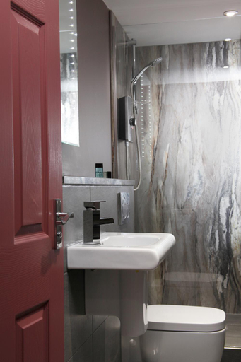 Bathroom 2, The Peacock Bed & Breakfast, Derbyshire
