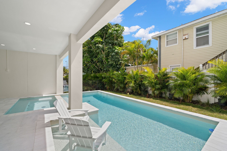 Room 5, The Gemma Collection - 4 Stunning CWB Pool Homes, Pinellas