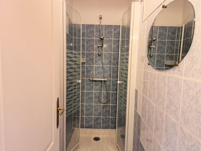 Bathroom 5, Apartment in Benodet Near Sandy Beaches, Finistère