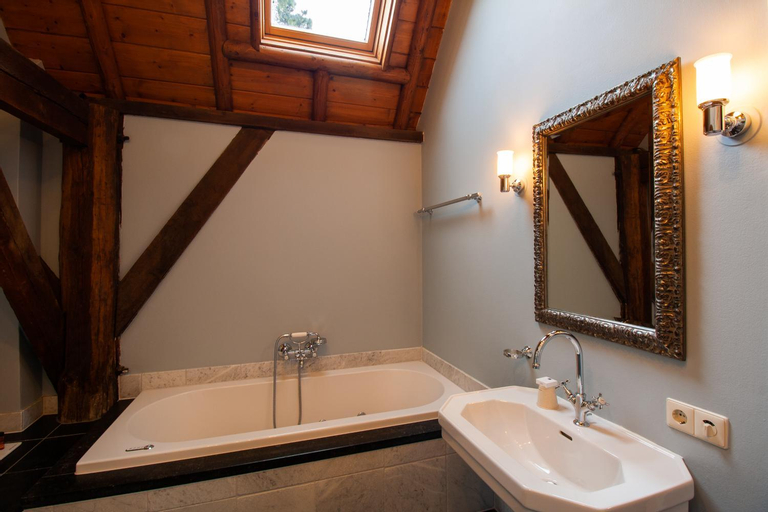 Bathroom 12