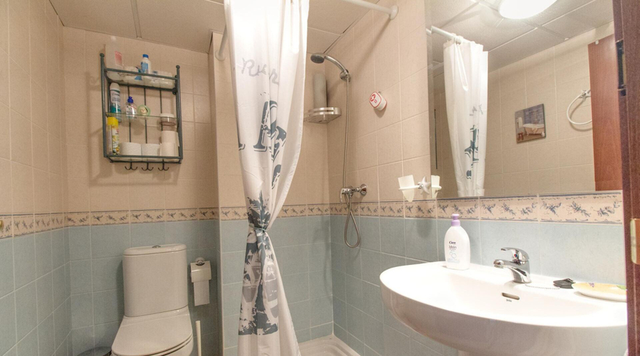 Bathroom 3, Charming 2-bedroom Apartment in Costa Esuri Golf, Huelva