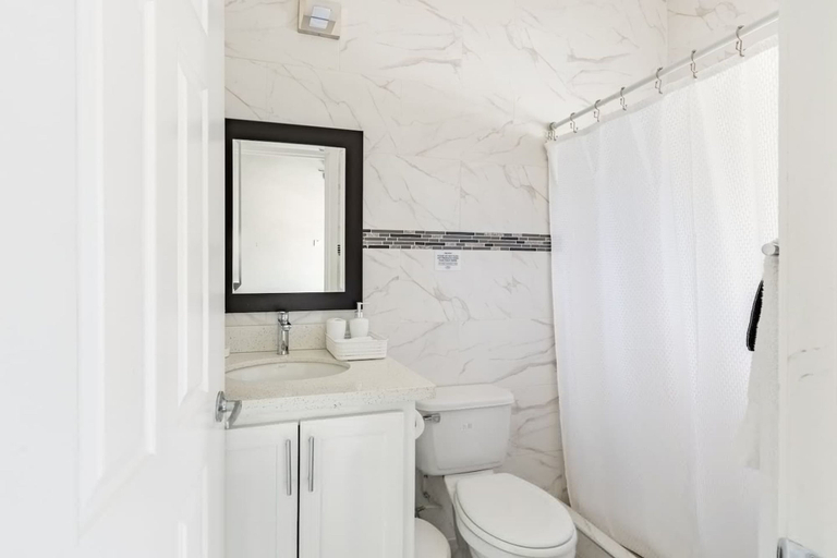Room 4, Charming Sea View Town House Chef Driver Optional