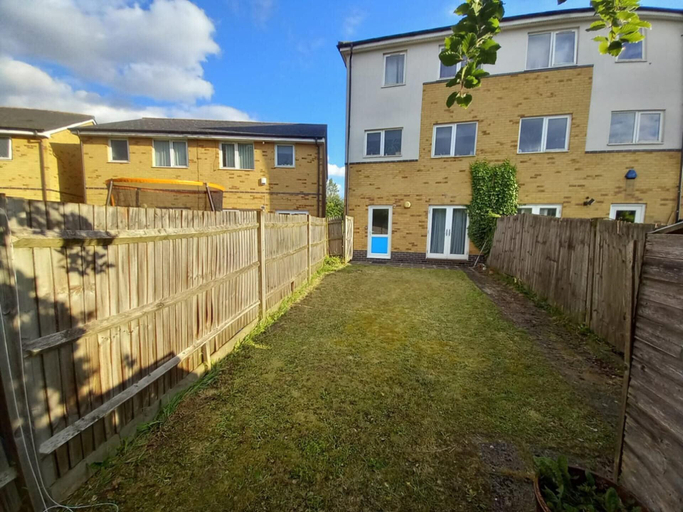 Exterior & Views 2, Cosy 1-bed Studio in Northolt, London