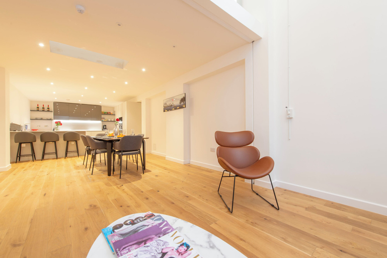 Others 4, Exquisite 3BR Duplex Apartment, Air-con& Amenities, London