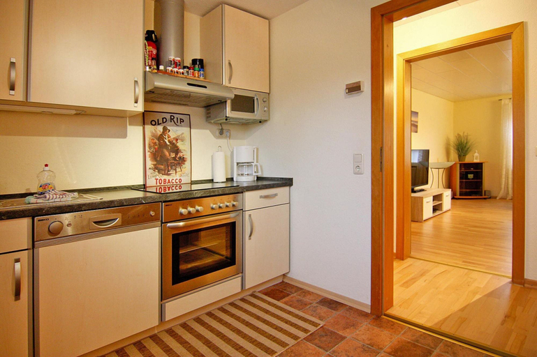 Private kitchen, Apartment in Rehm-flehde-bargen mit Einem Gemeinsamen Pool, Dithmarschen