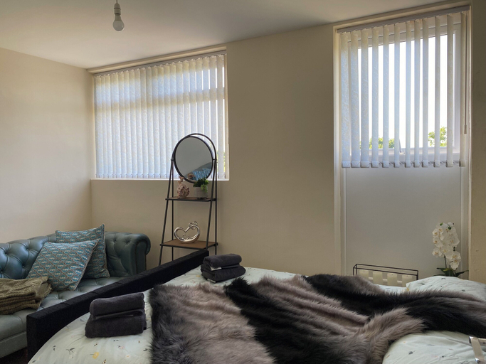 Others 4, Apartment Sleeps 4, Free Parking, Pets Welcome, Luton