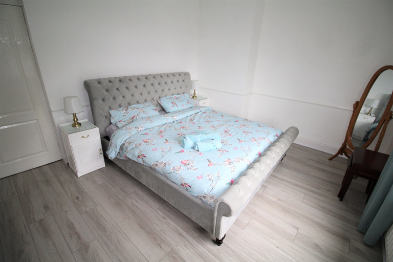 Room 4, Whitley Bay House Sleeps 6 With Garden, Northumberland