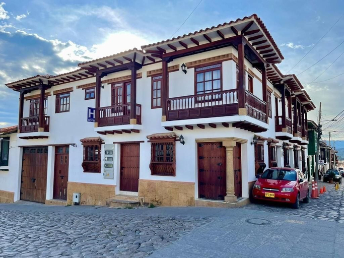 Exterior & Views